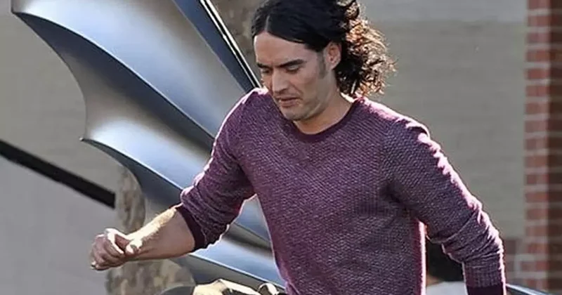 Russell Brand, beş cinsel suçlamayla ilgili olarak hakim karşısına çıktı