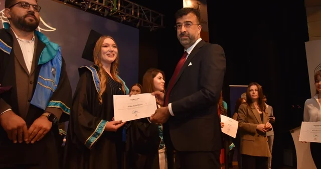 Selçuk Üniversitesi İletişim Fakültesinde mezuniyet töreni yapıldı Konya Haberleri