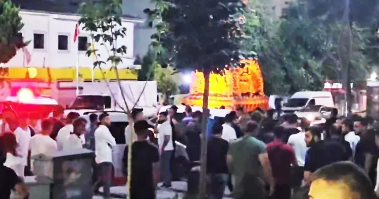 Tartışma bıçaklı kavgaya döndü: 2 yaralı, 4 gözaltı