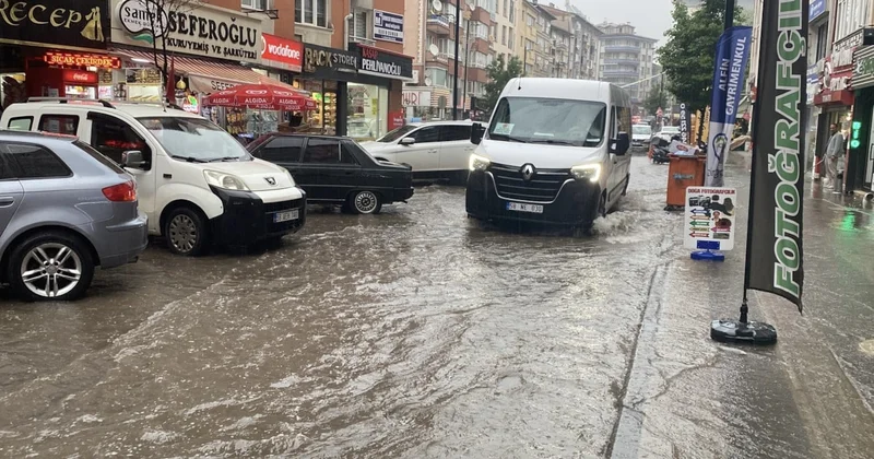 Sivas ta sağanak etkili oldu, cadde ve sokaklarda su birikintileri oluştu Sözcü Gazetesi