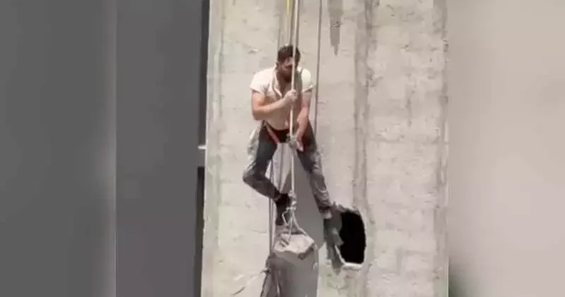 Devrilen iskeleden düşen işçi emniyet kemeriyle kurtuldu