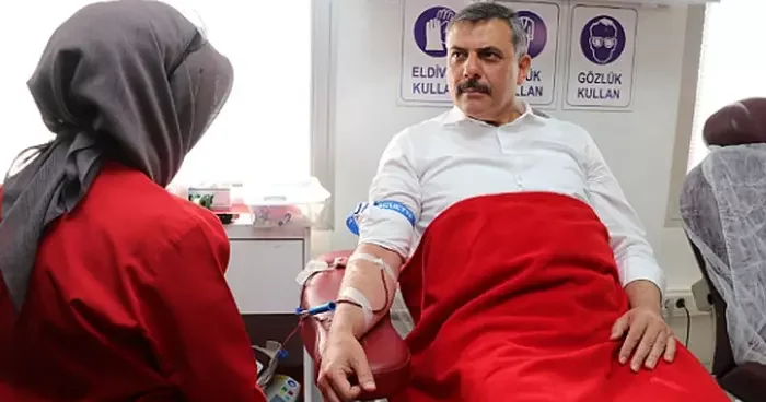 Türk Kızılayın altın madalya lı bağışçısı Erzurum Valisi Çiftçi, 43. kez kan verdi