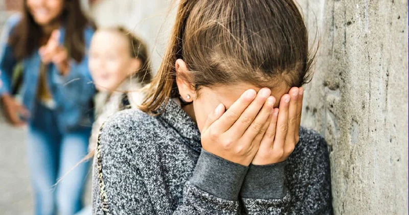 7 yaşındaki kız öğrenciye arkadaşları makasla saldırdı! Okul idaresinin tutumu şoke etti