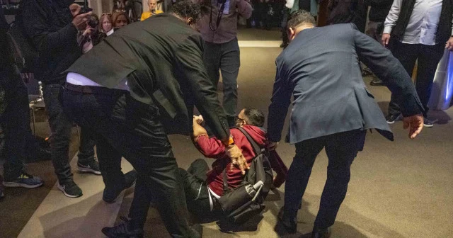 Siyonist destekçisi ABD’li Senatör Chuck Schumer’a protesto şoku: Filistin yanlıları ‘Sen soykırımcı bir canavarsın’ diye bağırdı VİDEO İZLE