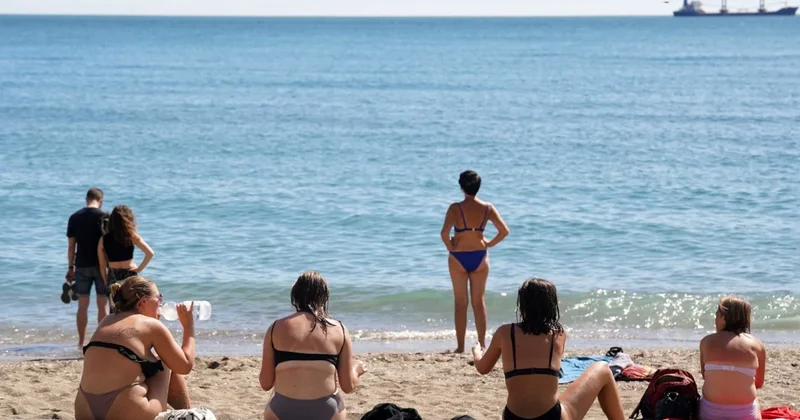 Mayo ve bikinilerini giyip sahile indiler: Hepsi devlet görevlisi Sözcü Gazetesi