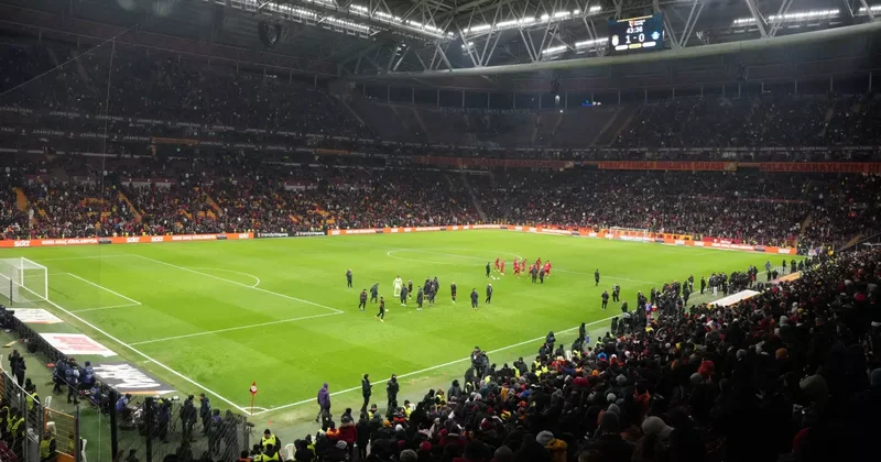 Vedasını eşi anons etti! 52 bin kişi ayağa kalktı