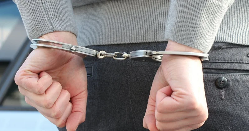 Eve kurşun yağdırdılar, polis harekete geçti : 2 kişi gözaltında
