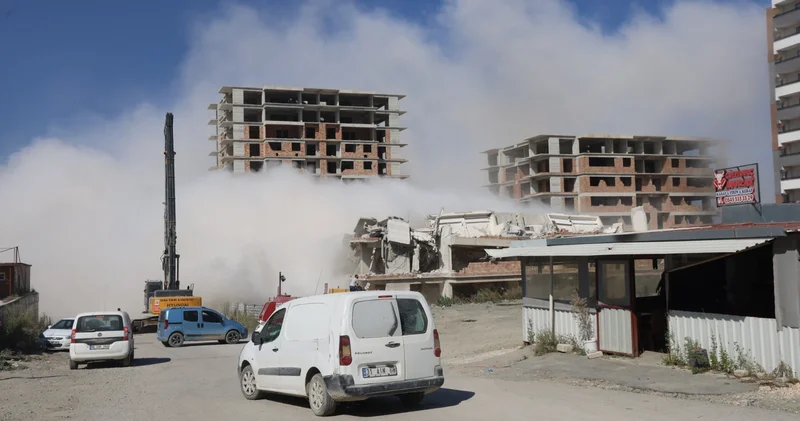 Hatay da 13 katlı bina yerle bir oldu