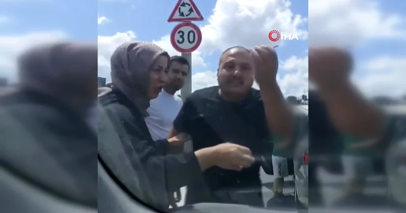 Trafikte öfke patlaması kamerada: Sürücüye saldırmaya çalıştı