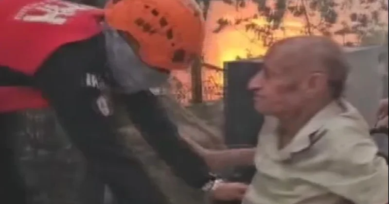 Bir can için ateşe koştular, engelli vatandaşı işte böyle kurtardılar