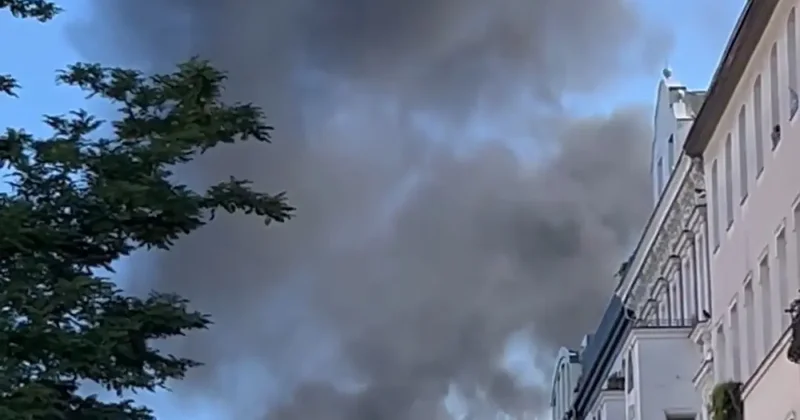 İnşaat alev aldı! Berlin de binanın çatısı tutuştu!