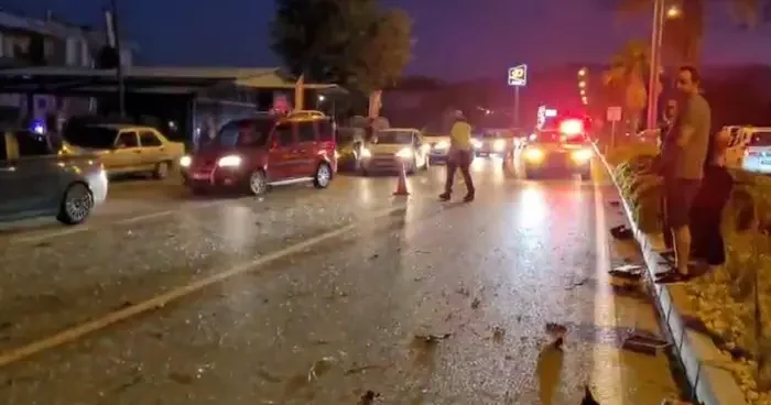 Aşırı hız yüzünden refüjdeki ağaca çarpan otomobil hurdaya döndü: 1 yaralı