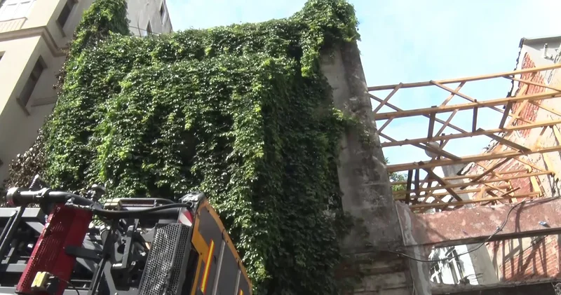 Taksim’de metruk binada yangın