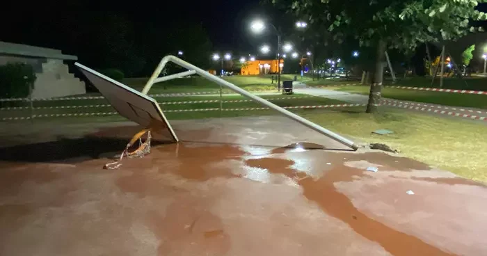 Parkta korku dolu anlar! Pota devrildi, 17 yaşındaki genç yaralandı: Defalarca bildirdik ama müdahale yapılmadı