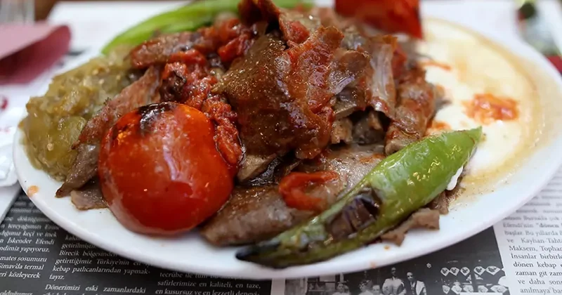 İskenderi 2 bin TL ye satan restoranda ikram çay için tepki çeken uygulama
