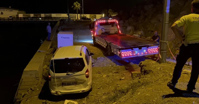 Depremde yıkılan bina enkazını yol sanan sürücü kaza yaptı