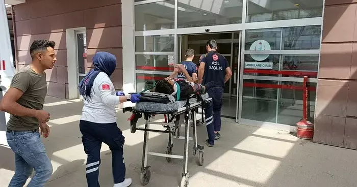 Adıyaman da üzerine iskele parçası düşen işçi ağır yaralandı