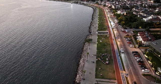Fethiye de sıcak havadan bunalanlar sahilde yoğunluk oluşturdu Muğla Haberleri