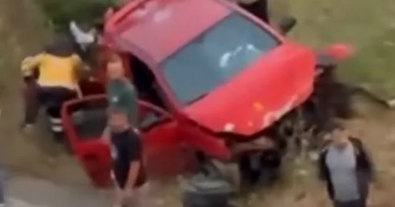 Otomobiller kafa kafaya girdi: 2 çocuk yaralı