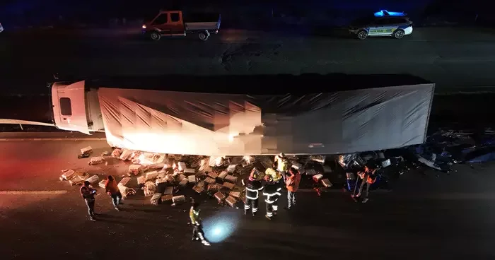 Kırıkkale de alkol yüklü tır devrildi! Büyük çapta maddi hasar meydana geldi