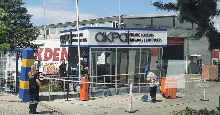 Kontrolden çıkan tır, güvenlik kulübesine çarptı: 1 yaralı