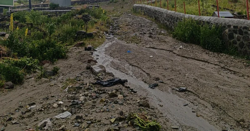 Ardahan da sağanak nedeniyle köy yolları zarar gördü