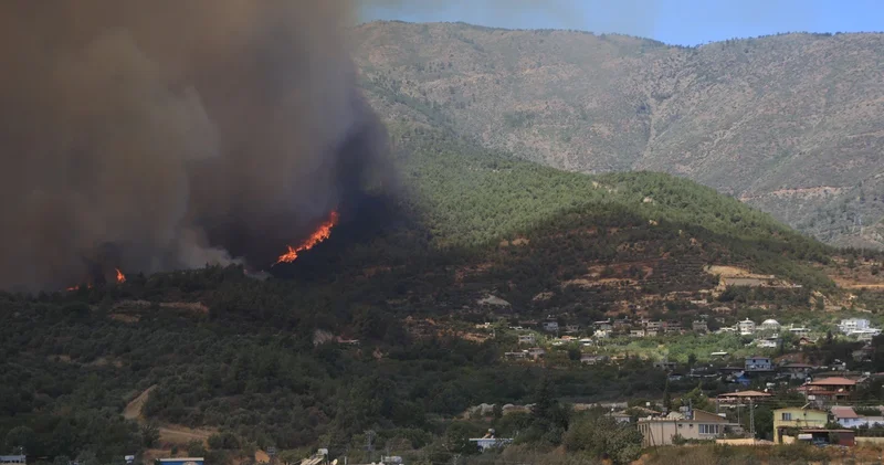 Hatay da panik anları! Evlerine sıçrayan yangını çığlık çığlığa izlediler