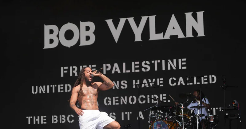 İngiliz punk rap grubu Bob Vylan ın ABD ye girişinin engellenebileceği iddia edildi Dış Haberler