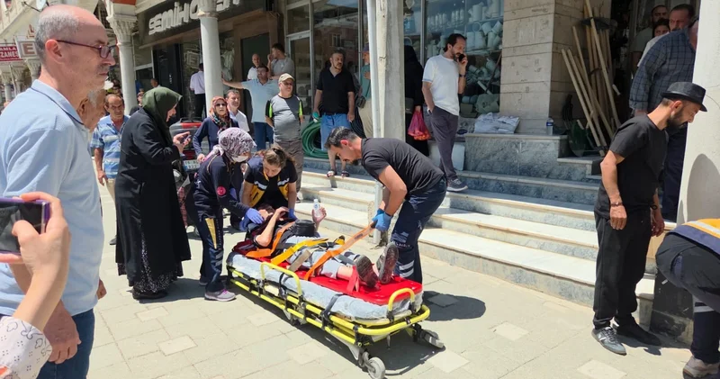 Fren yerine gaza bastığı otomobil, yayalara çarptı; gözyaşlarını tutamadı