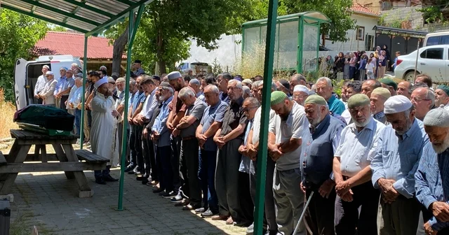 Sakarya da devrilen traktörde yaşamını yitiren kadın defnedildi Sakarya Haberleri