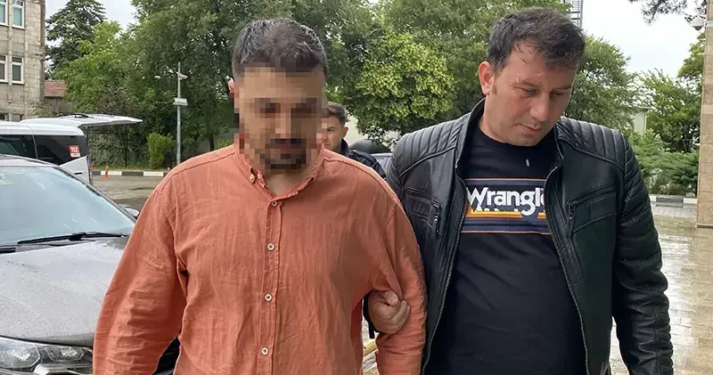 Konserde kendisini uyaran çocuğu bıçakladı