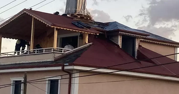Çatı tamiri sırasında çıkan yangın korkuttu