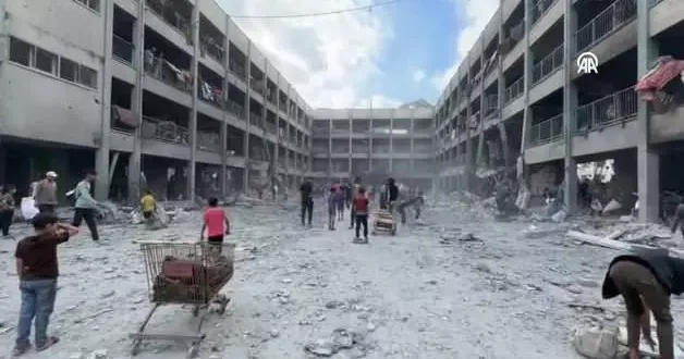 İsrail, yerinden edilmiş Filistinlilerin sığındığı okula saldırı düzenledi