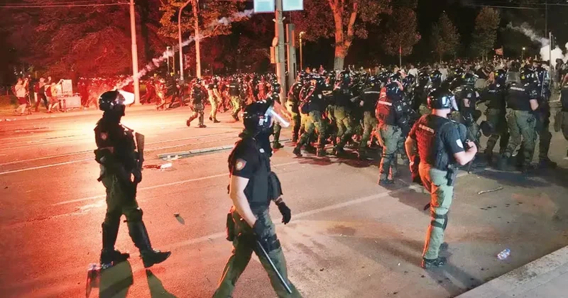 Sırbistan’da erken seçim protestosu… Belgrad’da sokaklar karıştı