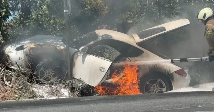 Sarıyer de feci kaza: 10 milyon liralık Porsche alev aldı! Sürücü son anda kurtuldu