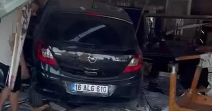 Otomobil, lokantaya girdi: 5 kişi hastanelik oldu