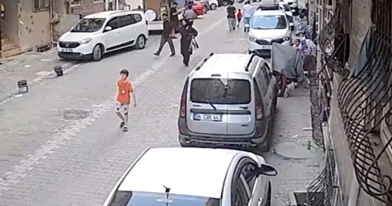 Yolda yürüyen kadın hırsızın hedefi oldu: Cebinden telefonu çalındı