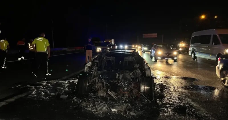 Alev alev yanan lüks otomobil hurda yığınına döndü
