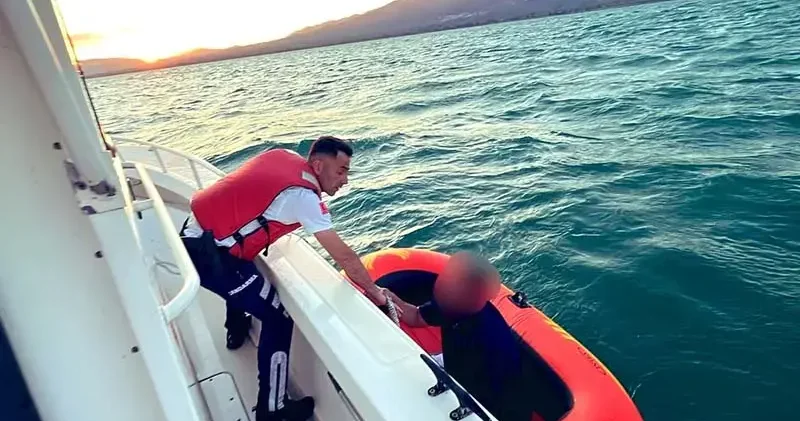 Şişme botuyla İznik Gölü nde akıntıya kapılıp mahsur kalan tatilci kurtarıldı
