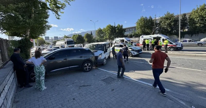 Kahramanmaraş ta polis aracı ile minibüs çarpıştı, 2 si polis 4 kişi yaralandı Güncel haberler