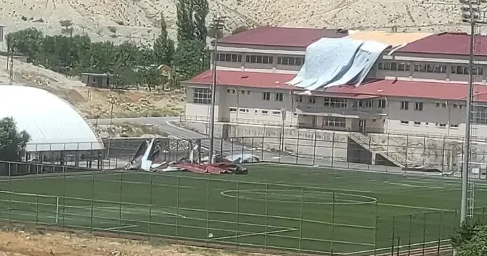 Malatya da şiddetli rüzgar spor salonuna zarar verdi