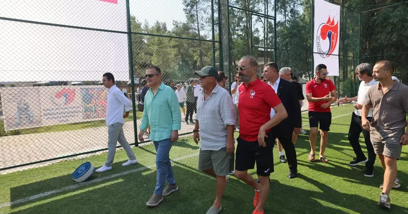 İstanbul da şöhreti bırakıp Ege ye taşındı, amatör takım kurdu: Yıldızlar açılışa katıldı