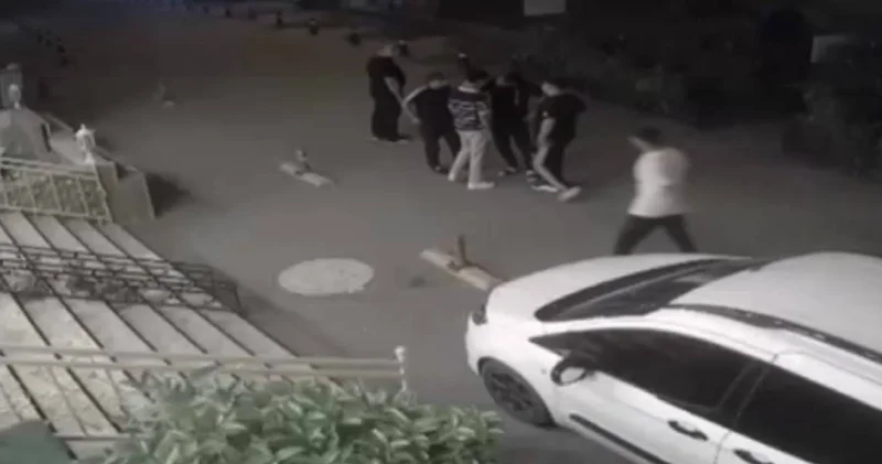 3 kişi arkadan yaklaşıp bıçakladı: O anlar kaydedildi