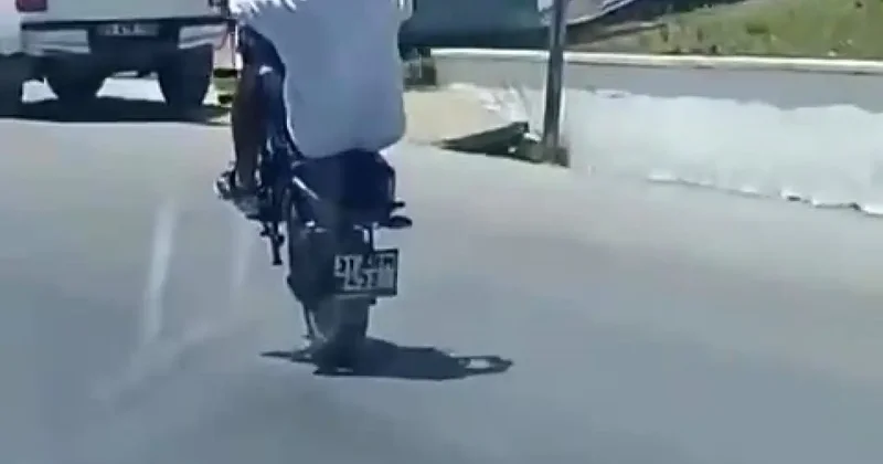 Hatay’da motosikletlinin tehlikeli şovu yürekleri ağza getirdi