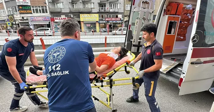 Dolmuştan inen yolcuya motosiklet çarptı: 2 yaralı