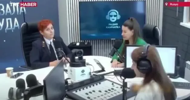 8,8 lik depreme radyo yayını sırasında yakalanan 3 kişi panikle stüdyoyu terk etti
