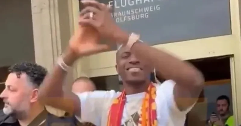Osimhen ilk üçlüsünü Almanya da çektirdi Sözcü Gazetesi
