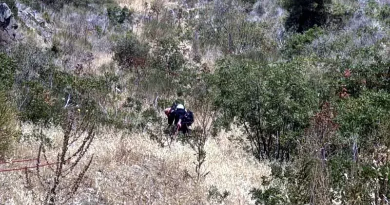 Kayıp olarak aranırken uçurumda yaralı bulundu