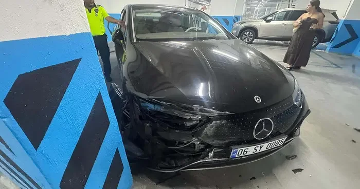 Tatili kabusa dönüştü! 7 milyon lira değerindeki aracıyla vale kolona çarptı...