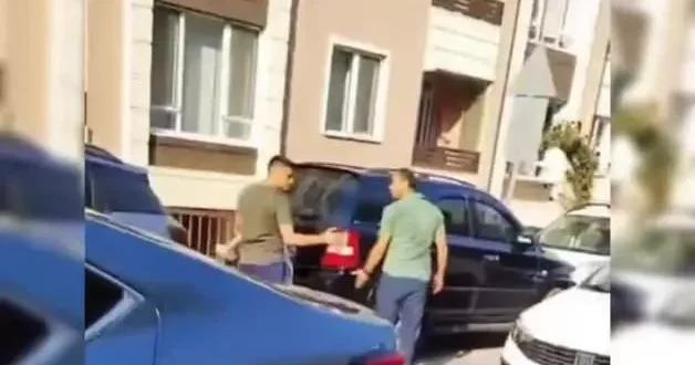 Trafik magandası kendisini uyaran kişinin üzerine yürüyüp tehditler savurdu